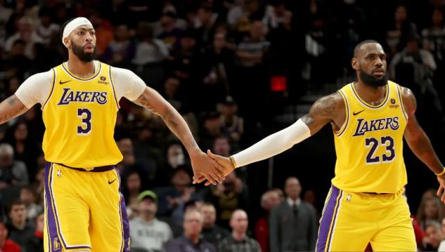 开云app下载-领跑盖帽榜！浓眉专注防守冲击DPOY 带伤拼杀够硬